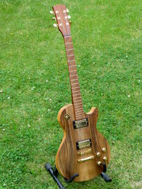 E-Gitarre mit Hals und Korpusdecke aus Nussbaum