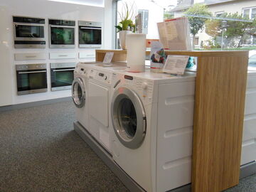 Podest für Waschmaschinen mit Informationsständer